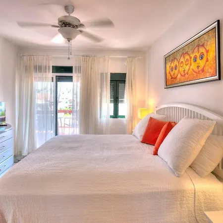 Neat 2 Bedroom Apartment Next To The Beach S-I401-2
