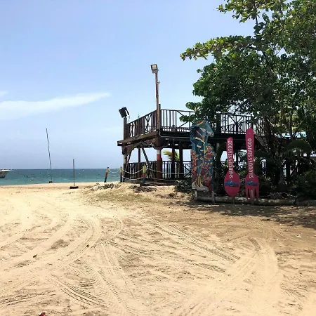 Thevista'S Runaway Bay Lot749-2