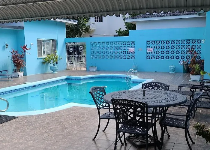 Eslyn Villa Runaway Bay with Pool
