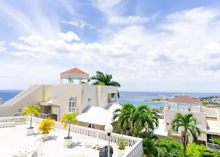 Coastal Bliss -Oceanview 2-Bedroom Condo In The Heart Of Ocho Rios Town
