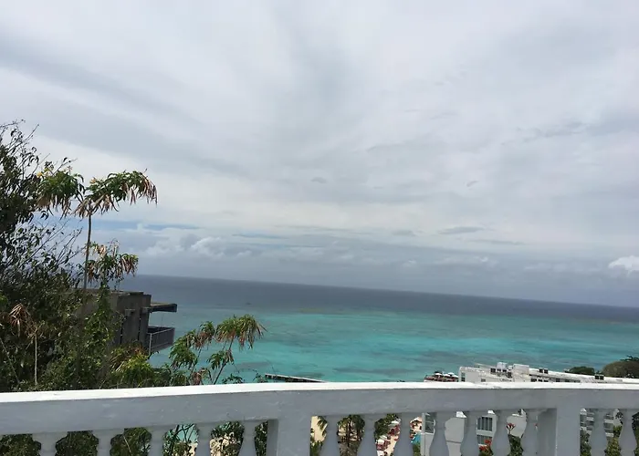 Beach Resort Apt-Africansymbol-In Front Of Doctor'S Cave Beach Montego Bay