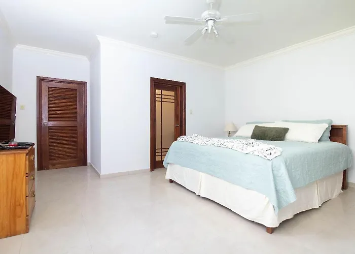 Crystal Cove Oceanfront/ 2 Bedroom Condo Ocho Rios