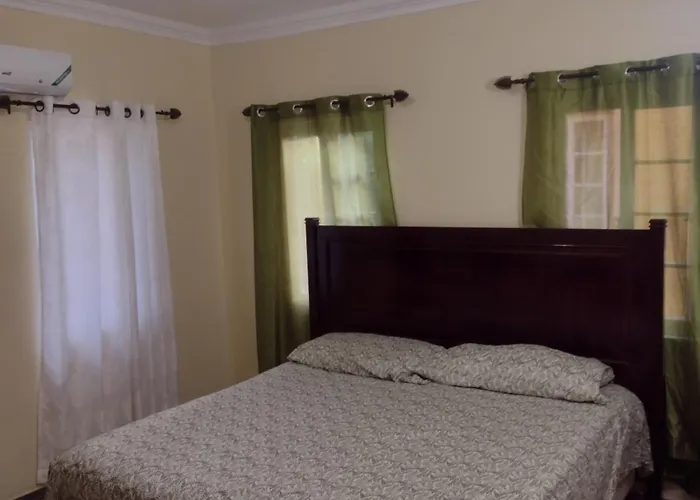Travellers Nest Hotel Runaway Bay
