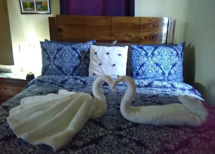 Cheerful 2-Bedroom Home In Falmouth Garden