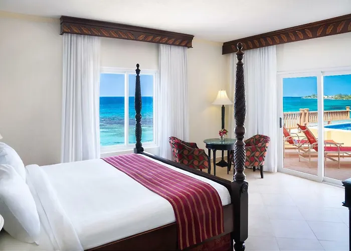 Jewel Runaway Bay Beach Resort & Waterpark - 4 star Hotel