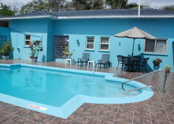 Eslyn Villa Runaway Bay with Pool